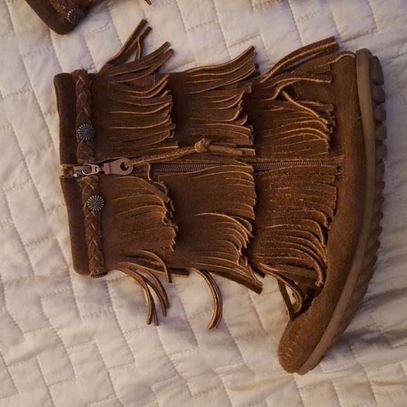 Minnetonka Boots 👢 - Picture 2 of 7